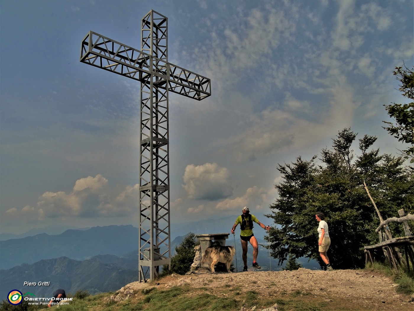 57 Alla croce di vetta del Monte Suchello (1541 m)...in arrivo di coprsa da Bracca !.JPG